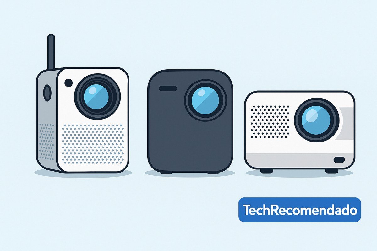 Ilustración plana con tres miniproyectores comparados visualmente, mostrando diferencias de diseño y tamaño, con branding TechRecomendado 