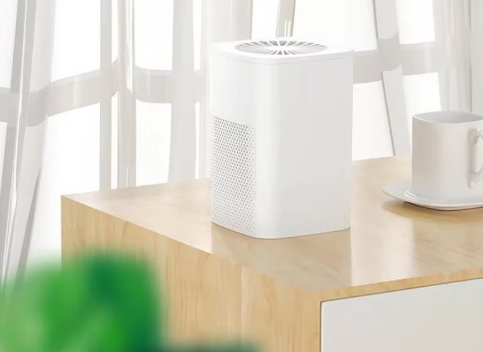 Mini purificador de aire USB sobre escritorio de madera 