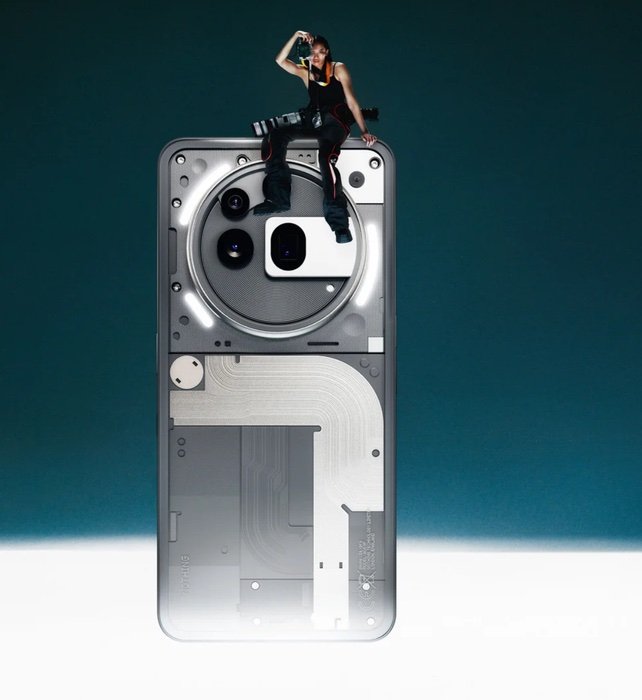 Imagen promocional del Nothing Phone (3) con diseño translúcido y una fotógrafa sentada sobre el módulo de cámara, destacando el enfoque creativo del nuevo modelo.