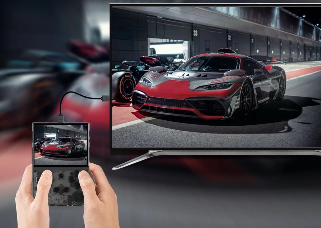 Consola Anbernic RG35XX Plus conectada a televisor mostrando juego de coches en pantalla grande