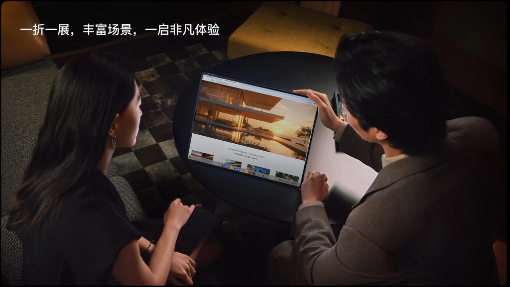 Dos personas usando el Huawei MateBook Fold en modo portátil plegado sobre una mesa