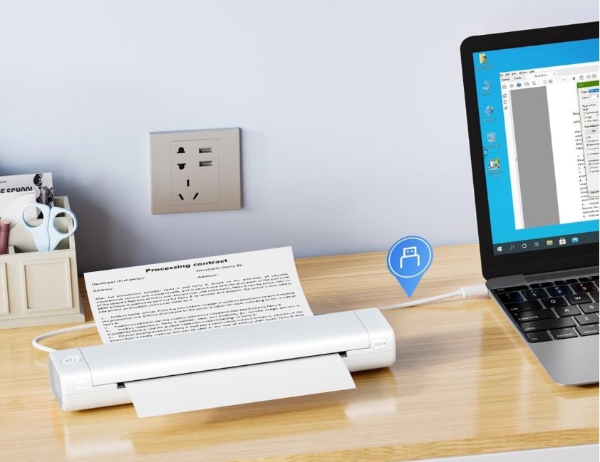 Impresora portátil Phomemo M08F conectada por USB a portátil imprimiendo contrato