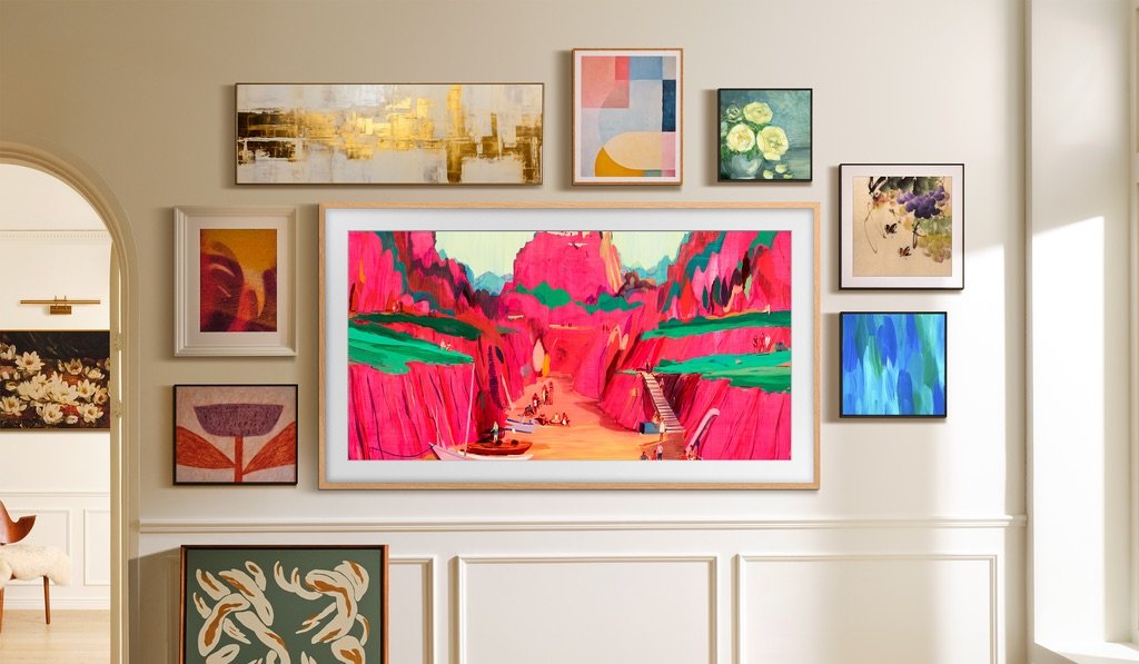 Televisor Samsung The Frame 2025 en modo arte simulando un cuadro en una galería de casa