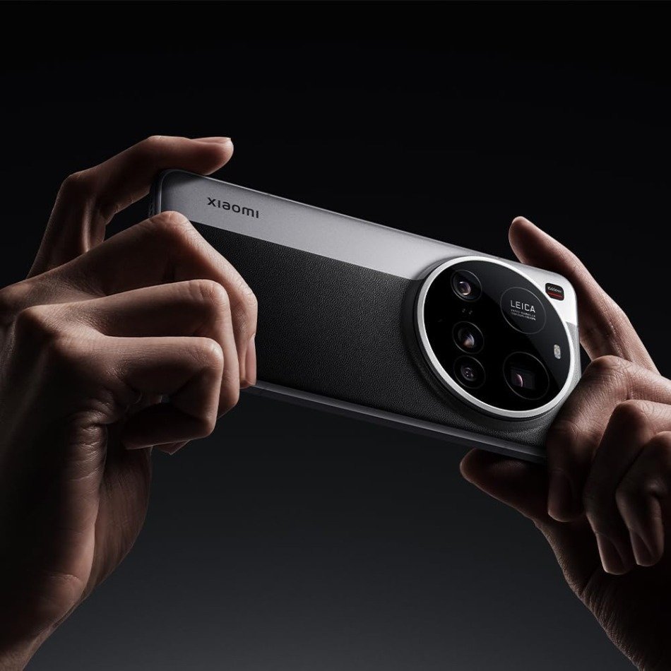 Usuario sujetando el Xiaomi 15 Ultra en horizontal para tomar una foto con su cámara Leica. 
