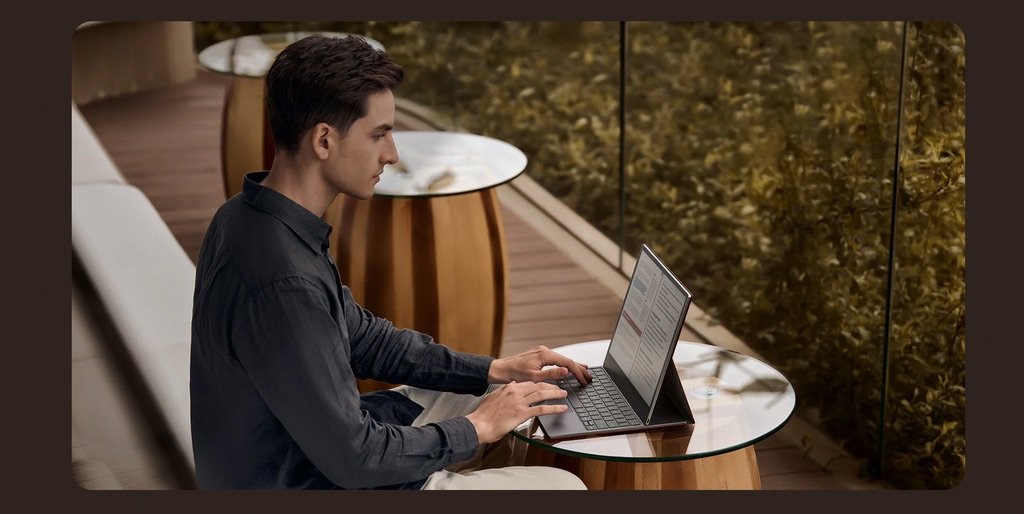 Usuario trabajando al aire libre con la tablet Boox Tab X C y teclado externo