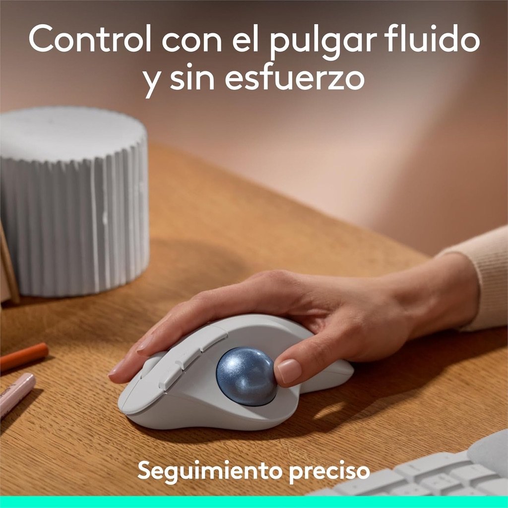 Mano usando el ratón Logitech ERGO M575S blanco con trackball sobre escritorio de madera