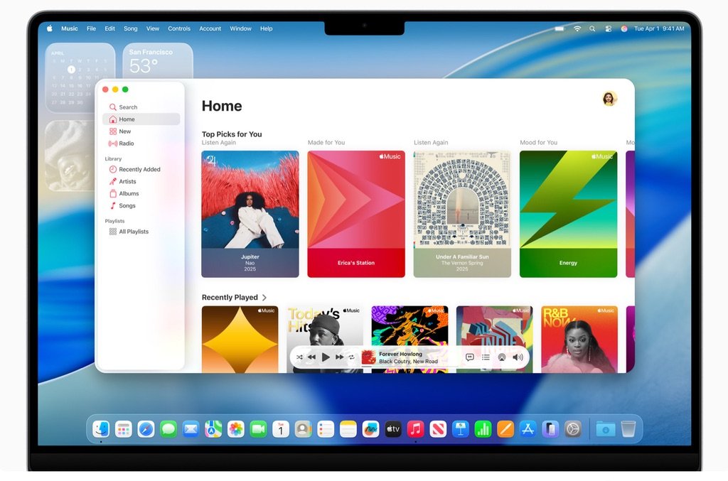 Pantalla principal de macOS Tahoe 26 mostrando el escritorio con widgets y menús actualizados
