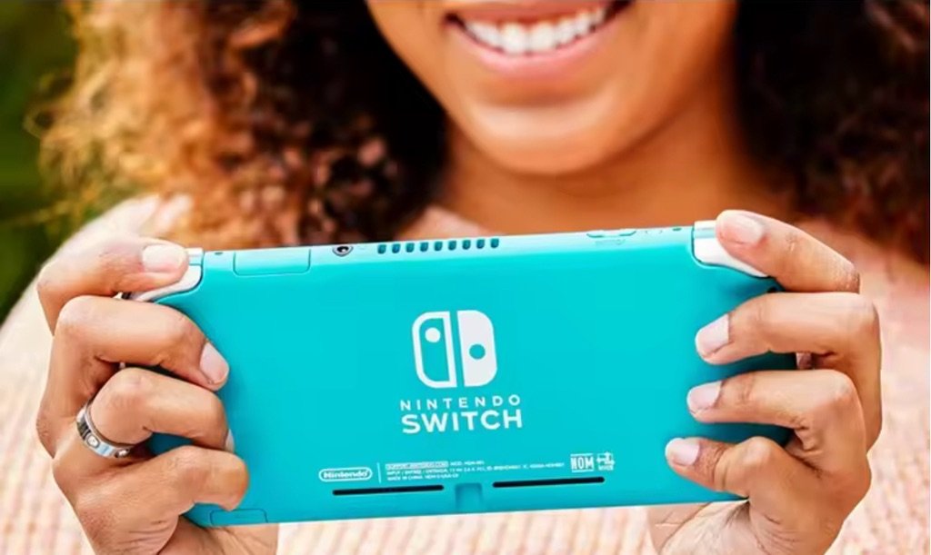 Persona jugando con una Nintendo Switch Lite turquesa durante el día