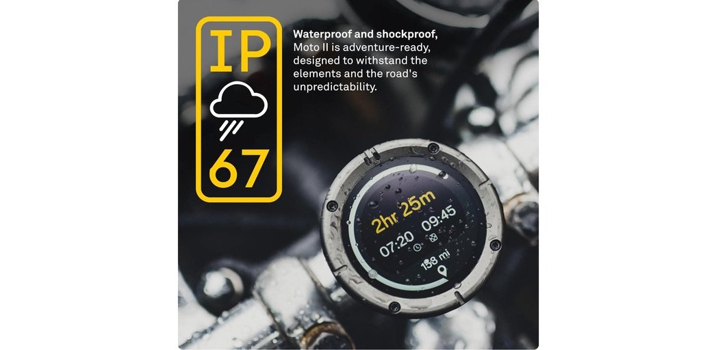 GPS Beeline Moto II con certificación IP67 mostrando pantalla bajo la lluvia