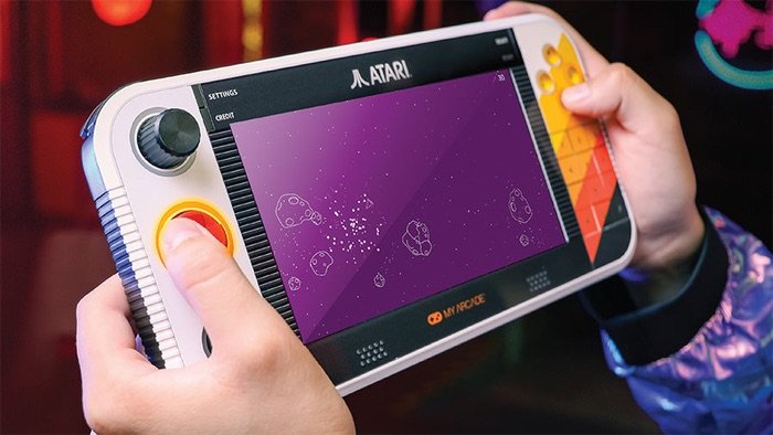 Jugador usando la Atari Gamestation Go portátil con pantalla de 7 pulgadas mientras juega al clásico Asteroids.