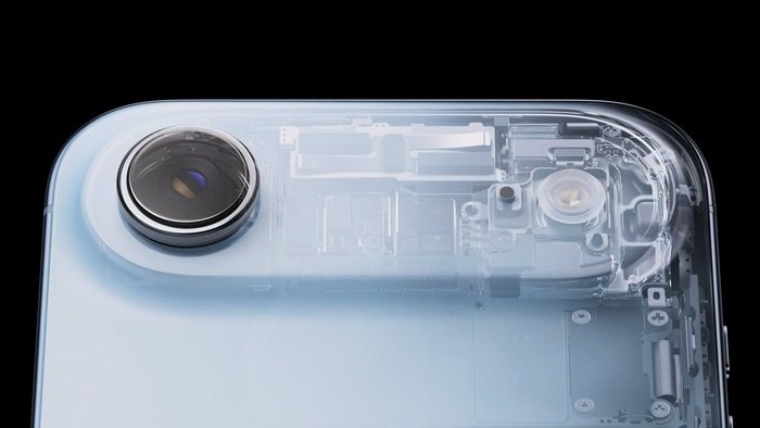 Detalle de la cámara trasera de 48 MP del iPhone Air con vista transparente de su arquitectura interna, mostrando el sistema de lentes y sensores.
