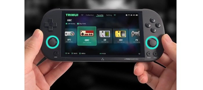 Consola retro Trimui Smart Pro portátil sostenida con las manos, mostrando menú de juegos clásicos GBC, SFC y GB.