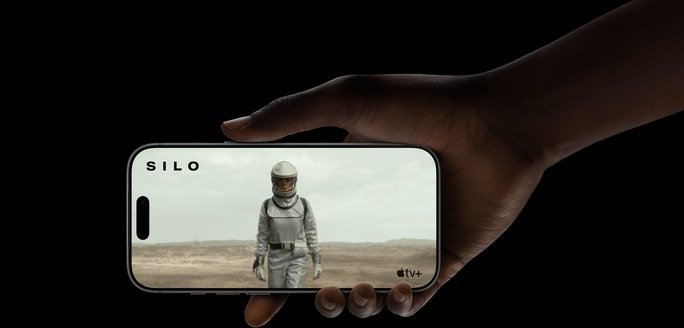 iPhone 17 Pro mostrando una serie en Apple TV+ en pantalla Super Retina XDR