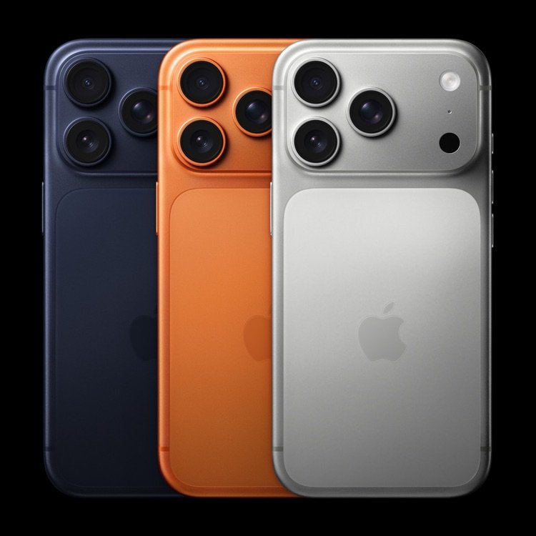 iPhone 17 Pro en colores Deep Blue, Cosmic Orange y Silver mostrando el módulo de cámaras