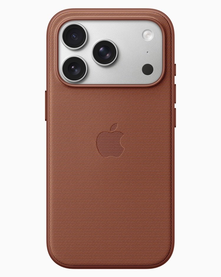 iPhone 17 Pro con funda oficial TechWoven en color marrón mostrando el módulo de triple cámara