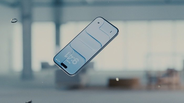 iPhone Air color azul en primer plano mostrando su pantalla Super Retina XDR de 6,5 pulgadas con ProMotion 120 Hz