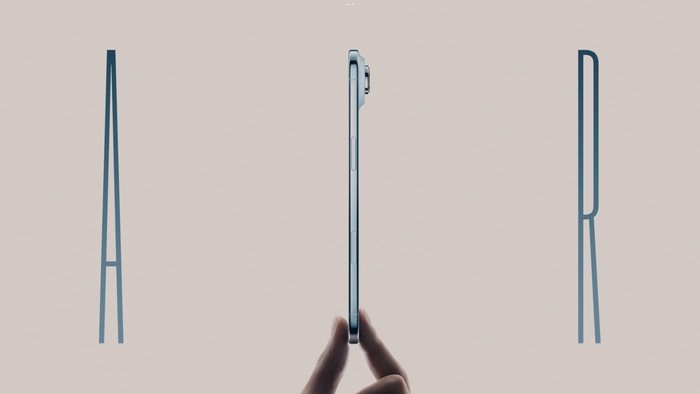 Vista lateral del nuevo iPhone Air en color azul, mostrando su diseño ultrafino de 5,6 mm sostenido con dos dedos