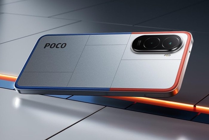 Vista trasera del smartphone Xiaomi POCO M7 en color plata con cámara dual de 50MP y diseño con bordes en rojo y azul metálico