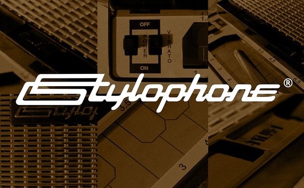 Detalle del Stylophone original con su diseño y controles del sintetizador analógico retro
