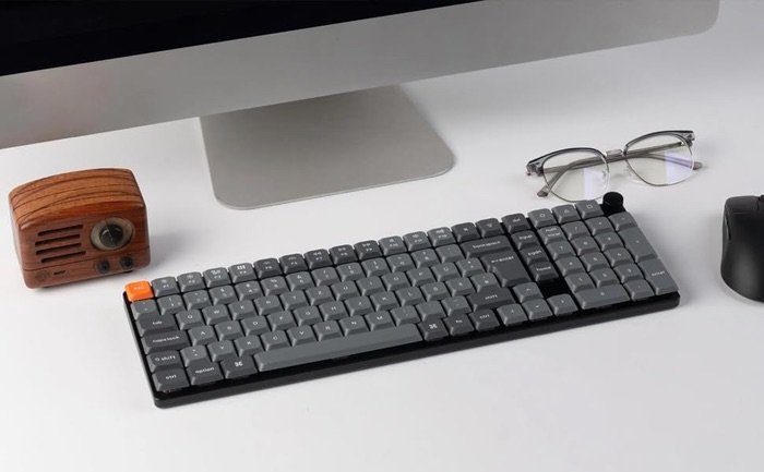 Teclado mecánico Keychron K17 Max de perfil bajo en un escritorio de oficina con diseño minimalista y layout español.