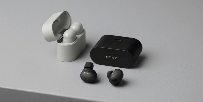 Auriculares Sony WF-1000XM6 en colores negro y plata platino con sus estuches de carga sobre fondo gris.